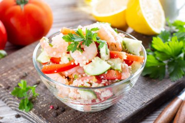 Lezzetli kuskus, karides ve besleyici yiyecekler.