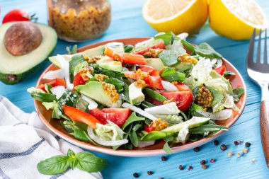 Sağlıklı bir avokado ve sebze salatası. Diyet olsun. Sağlıklı beslenme. Vitamin salatası