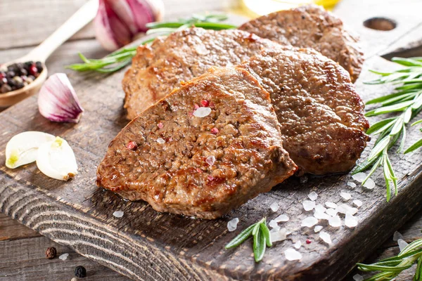 Ahşap Bir Kesme Tahtasının Üzerinde Baharatlı Biftek — Stok fotoğraf