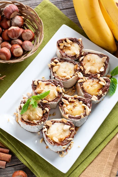 Delicioso Rollo Con Rodajas Plátano Sobre Mesa Madera Rollo Plátano — Foto de Stock