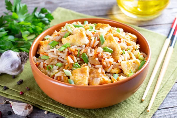 Ovo Asiático Chinês Arroz Frito Vegetal Uma Placa Uma Mesa — Fotografia de Stock