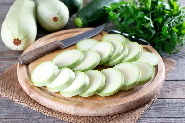 Teljes Szeletelt Friss Cukkini Asztalon Egészséges Vegetáriánus Összetevő — Stock Fotó