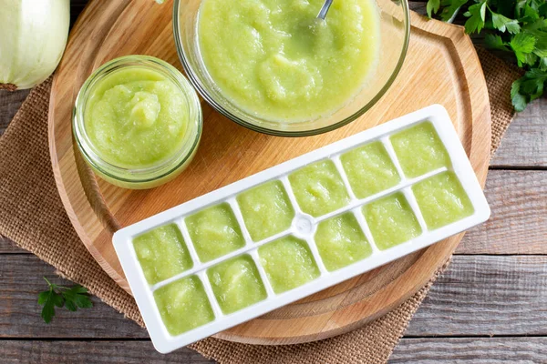 Puré Calabacín Bandejas Hielo Listas Para Congelar Una Tabla Cortar — Foto de Stock