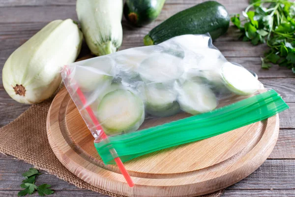 Fagyasztott Cukkini Egy Műanyag Zacskóban Asztalon Fagyasztott Élelmiszer Fogalma — Stock Fotó