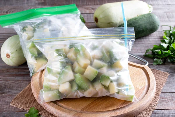 Fagyasztott Cukkini Egy Műanyag Zacskóban Asztalon Fagyasztott Élelmiszer Fogalma — Stock Fotó