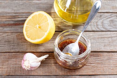 Yeşil fasulyeli salata hazırlamak için limonlu güzel kokulu bir sos. Adım adım tarif et. Sağlıklı salata