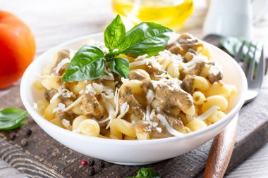 Açık ahşap masada ıspanak ve peynir soslu makarna..
