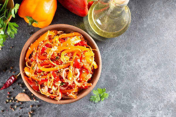 Bell Peppers Carrots Sesame Seeds Vegetables Bowl Dark Background Spicy — Stock Photo, Image