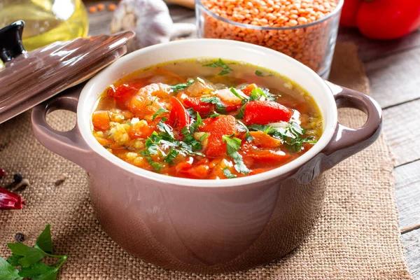 Rote Suppe Mit Linsen Und Gemüse Auf Einem Holztisch Gesunde — Stockfoto