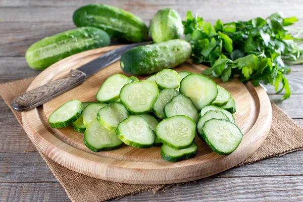 Frisch Geschnittene Grüne Gurken Auf Einem Schneidebrett Auf Einem Holztisch — Stockfoto