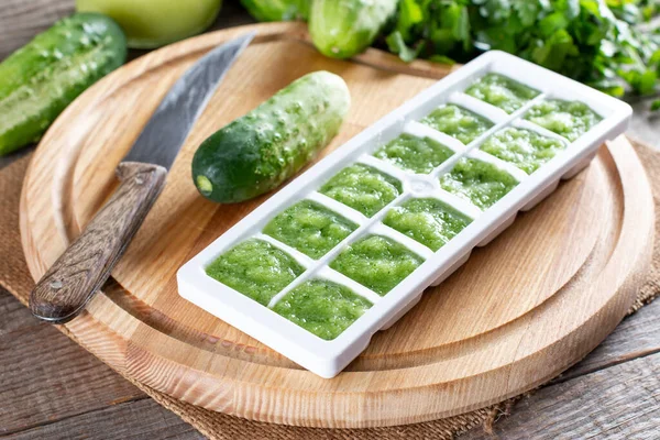 Puré Pepino Congelado Bandejas Hielo Listas Para Congelar Una Tabla — Foto de Stock