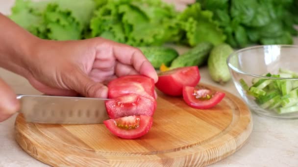 Vrouwenhanden Gesneden Verse Tomaat Zelfgemaakt Eten Lekkere Biologische Voedselingrediënten Gezonde — Stockvideo