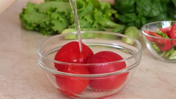 Kokkin Blancheert Tomaten Een Glazen Kom Met Heet Water Gekookt — Stockvideo