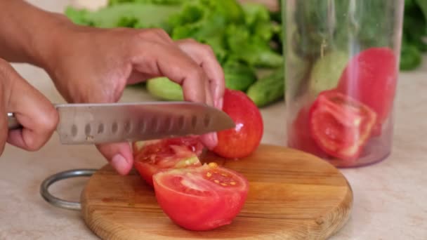 在木板上切西红柿 在家准备番茄酱烹调素食 烹调食物 — 图库视频影像