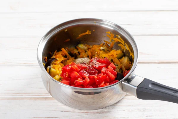 Μαγείρεμα Σούπας Λαχανικών Μελιτζάνα Και Φακές Κατσαρόλα Ξύλινο Τραπέζι Υγιεινή — Φωτογραφία Αρχείου