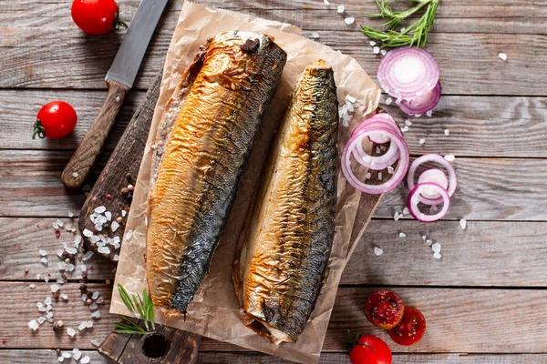 Aptitretare Rökt Fisk Makrill Gamla Träbord Bakgrund Ovanifrån — Stockfoto