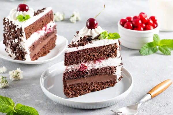 Torta Foresta Nera Decorata Con Panna Montata Ciliegie Tavolo Cemento — Foto Stock