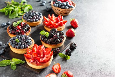 Kremalı turta ve taze çilek çileği, yabanmersini, böğürtlen. Yaz meyveli kek. Uzayı kopyala Üst görünüm.