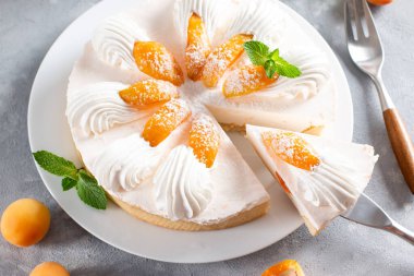 Peynirli tart ve hafif arka planda kayısı. Kayısı turtası. Meyveli turta. Fransız hamur işleri.