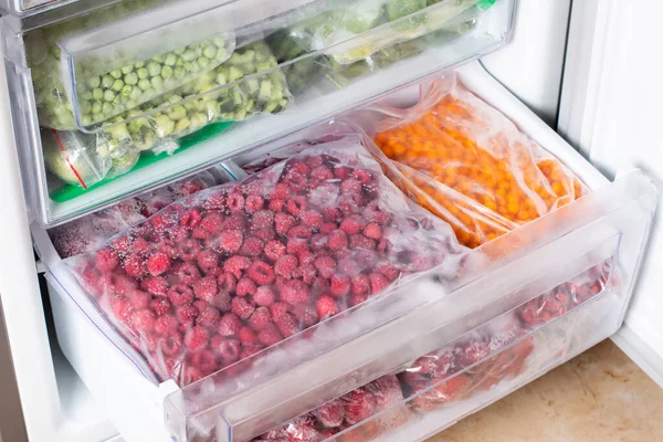 Raspberry Beku Dalam Freezer Berries Beku Penyimpanan Makanan — Stok Foto