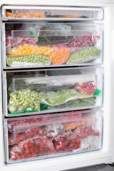 Plastikowe Torby Różnymi Mrożonymi Warzywami Lodówce Przechowywanie Żywności — Zdjęcie stockowe