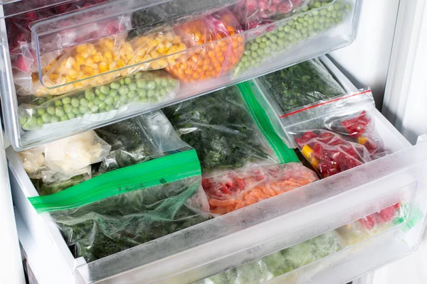 Plastové Sáčky Různou Mraženou Zeleninou Chladničce Skladování Potravin — Stock fotografie