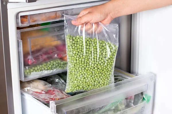 Kacang Hijau Beku Dalam Freezer Sayuran Beku Penyimpanan Makanan — Stok Foto