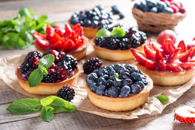 Tahta masada meyveli turtalar. Seçici odak