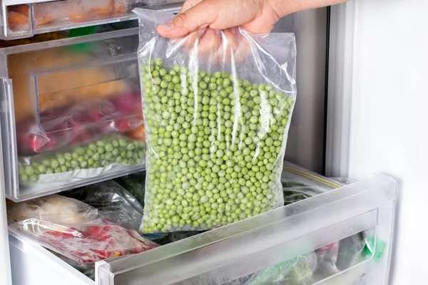 Freezer Dan Sayuran Beku Seseorang Mengambil Kacang Polong Hijau Beku — Stok Foto