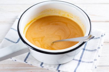 Tencerede taze deniz dikenleri. Çay ya da içecek hazırlıyorum. Sağlıklı yemek.