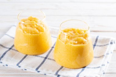 Deniz dikenli köpüklü iki cam kadeh. Deniz dikenli tatlı.