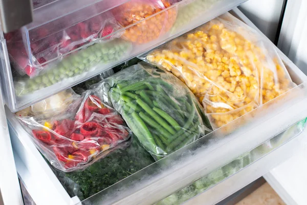 냉동실에 야채를 보관하고 있습니다 — 스톡 사진