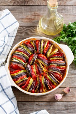 Adım adım Ratatouille pişiriyorum. Ahşap bir masada Ratatouille güveci. Provencal sebze yemeği. Diyet, vejetaryen yemekleri. Ratatouille güveci.