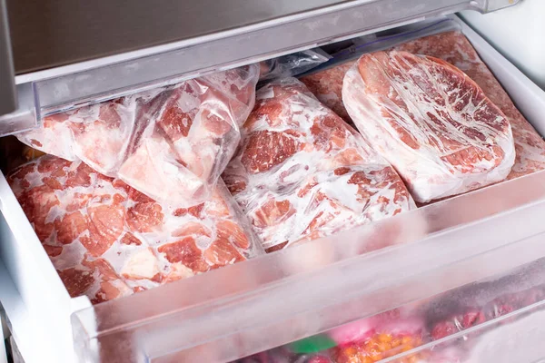Hús Hűtőszekrényben Fagyasztós Háttérrel Szekrény Sertés Hús Csirkeláb Fagyasztó Rekeszben — Stock Fotó