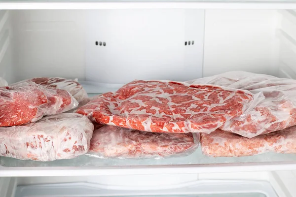 Plastik Mentah Beku Dibungkus Daging Dalam Freezer Makanan Beku — Stok Foto