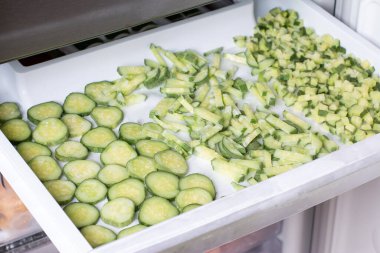 Donmuş yeşil salatalık. Dondurucuda doğranmış salatalık. Donmuş Yemek Konsepti.