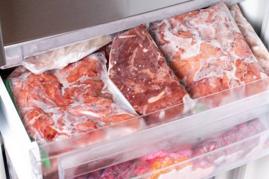 İçi et ve donmuş etle dolu dondurucu. Eti Plastik Torbada Dondurulmuş Yiyecek Hazırlama Deposu 'nda. Donmuş yiyecekler