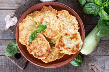 Tahta bir masada maydanozlu kabaklı gözleme. Vejetaryen yemeği. Üst görünüm.