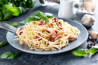 Pancetta, yumurta, parmesan peyniri ve krem soslu klasik ev yapımı carbonara makarnası. İtalyan mutfağı. Carbonara soslu spagetti..