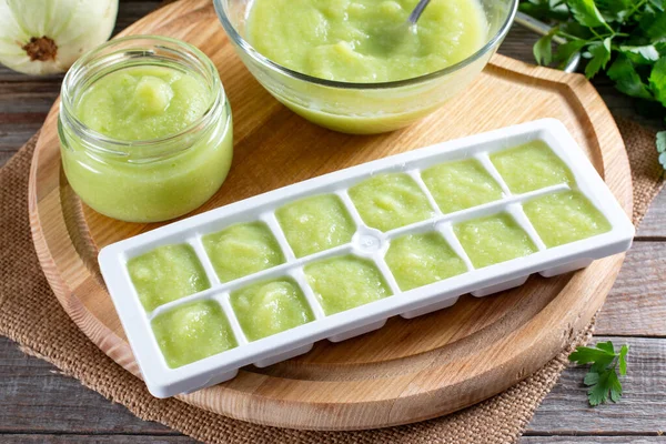 Purée Courgettes Congelées Dans Des Plateaux Glaçons Sur Une Planche — Photo