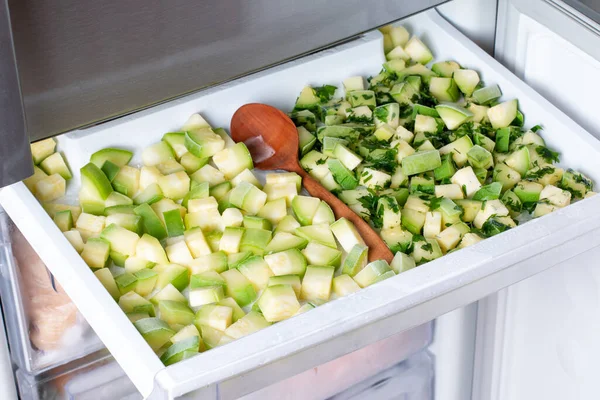 Fagyasztott Cukkini Fagyasztott Zöldségek Fagyasztóban Fagyasztott Élelmiszer Fogalma — Stock Fotó