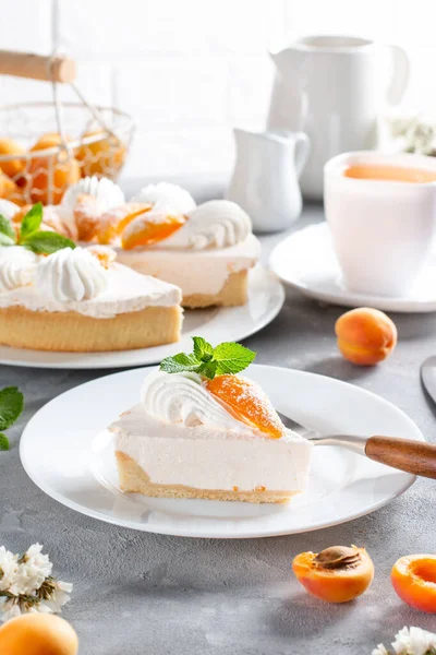 Peynirli tart ve hafif arka planda kayısı. Kayısı turtası. Meyveli turta. Fransız hamur işleri.