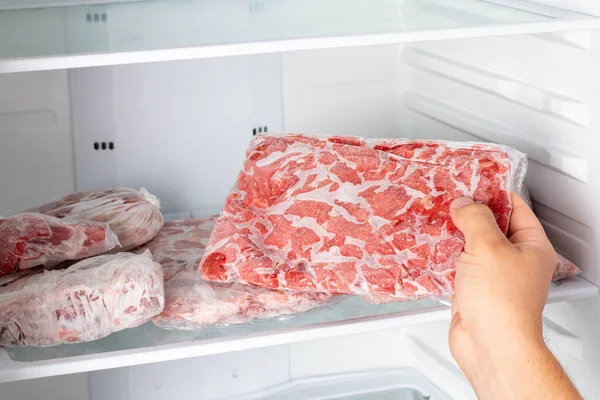 Человек Достает Замороженное Мясо Морозилки Замороженные Продукты — стоковое фото