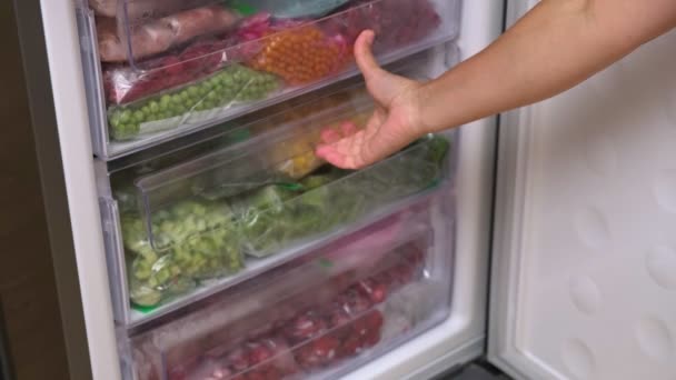 Mãos Femininas Tiram Milho Congelado Frigorífico Frutas Legumes Carne Congelados — Vídeo de Stock