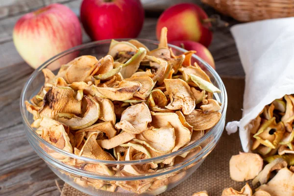 Rodajas Manzana Secas Tazón Sobre Fondo Madera Enfoque Selectivo — Foto de Stock