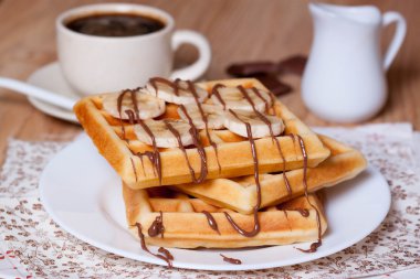 Kahvaltı waffle muz, çikolata şurubu ve kahve
