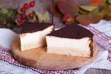 Çikolata ve fındık ile ev yapımı cheesecake