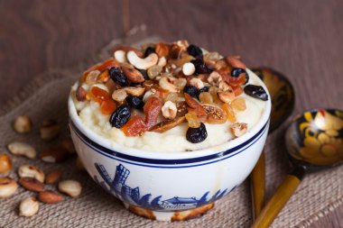 Kurutulmuş meyve ve fındık ile yulaf lapası