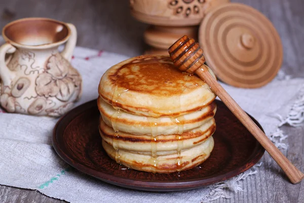 Pfannkuchen mit Honig — Stockfoto