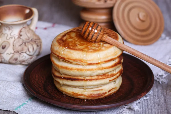 Pfannkuchen mit Honig — Stockfoto